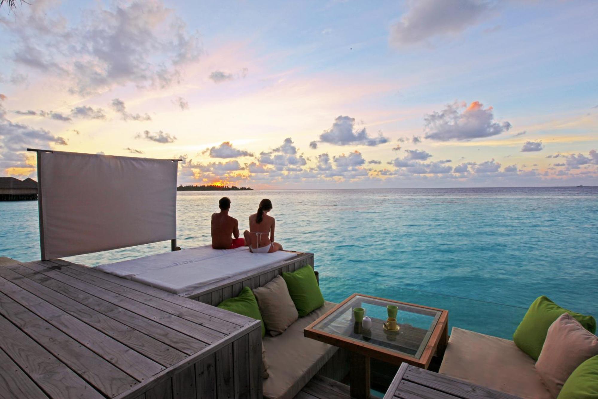 Sunset Laamu Wasservilla